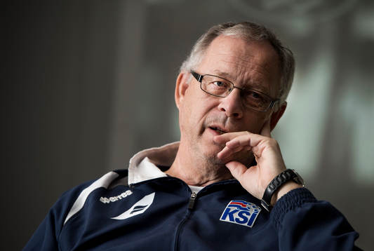 Islands förbundskapten Lars Lagerbäck pratar med media