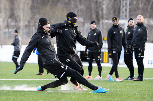 Simon Sandberg  försöker stoppa Moestafa El Kabir