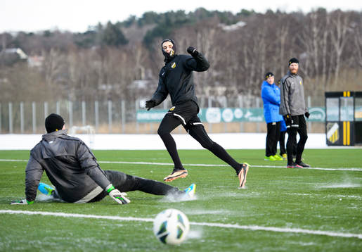 Mika Ojala lägger en boll förbi målvakt Christoffer