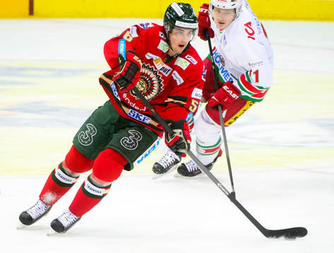 Frölundas Erik Gustafsson framför Modos Simon Önerud