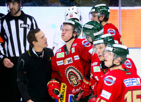 Frölundas Max Görtz får en smäll och får ledas ut