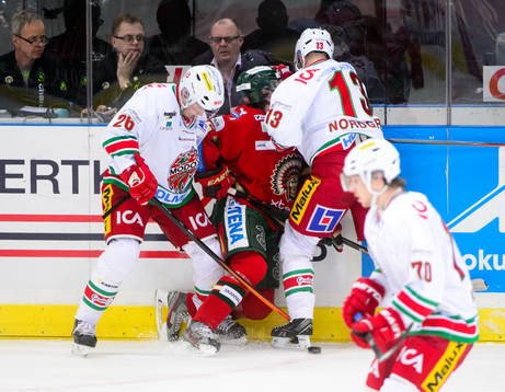 Frölundas Erik Karlsson åker på en tryckare av Modos