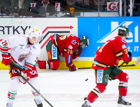 Frölundas Erik Karlsson åker på en smäll
