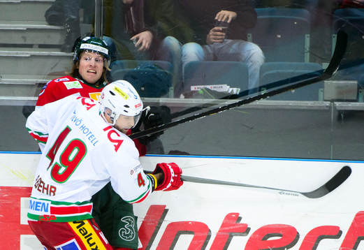 Frölundas Mathis Olimb tacklas av Modos Richie Regehr