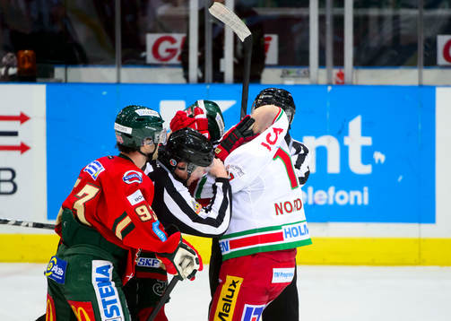 Frölundas Erik Karlsson pucklar på Modos Niklas Nordgren