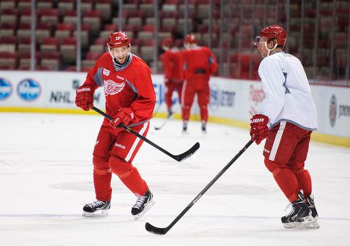 Pavel Datsyuk skojar med Daniel Alfredsson