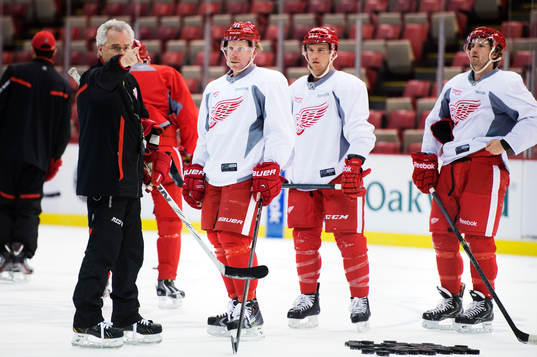 Daniel Alfredsson får instruktioner av en tränare