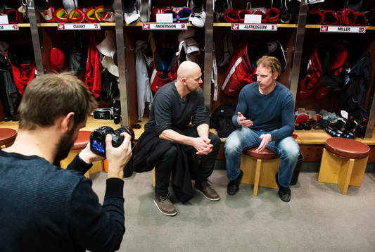 Daniel Alfredsson blir intervjuad av Viasats team med