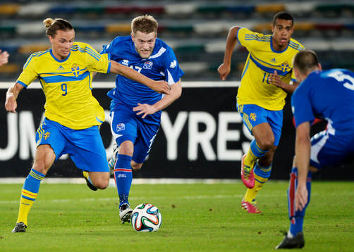 Sveriges Niklas Hult jagas av Haukur Pall Sigurdsson och