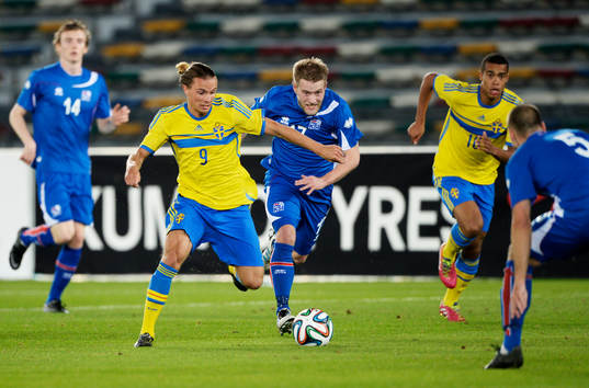 Sveriges Niklas Hult jagas av Haukur Pall Sigurdsson och