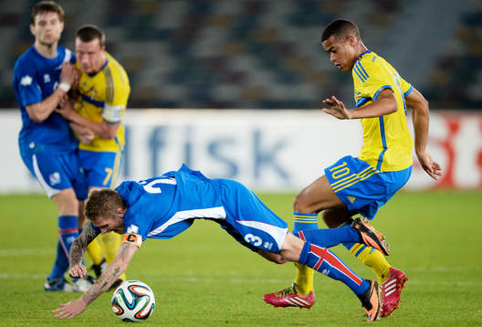 Islands Ari Feyr Skulason och Sveriges Robin Quaison