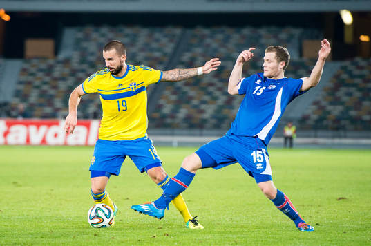 Sveriges Guillermo Molins rundar Islands Bjorn Daniel