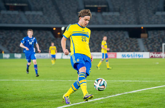 Sveriges Christoffer Nyman tar emot bollen och spelar in