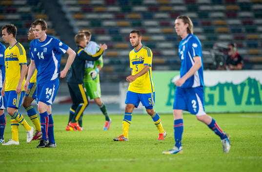 Sveriges Erdin Demir lämnar planen i halvtid