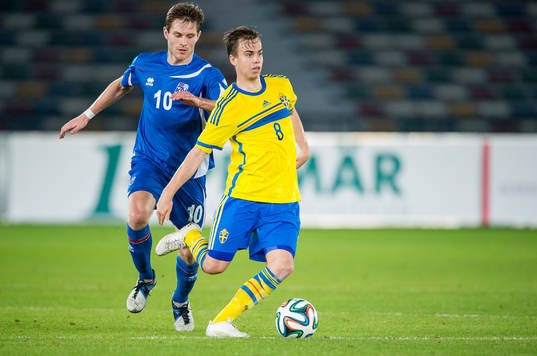 Islands Matthias Vilhjalmsson jagar Sveriges Andreas