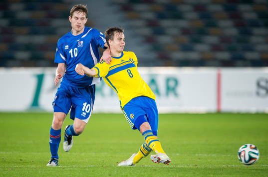 Islands Matthias Vilhjalmsson jagar Sveriges Andreas