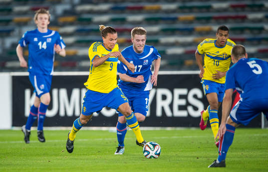Sveriges Niklas Hult Islands Haukur Pall Sigurdsson