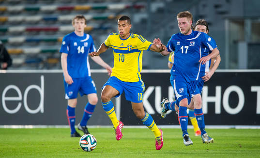 Sveriges Robin Quaison med Islands Haukur Pall Sigurdsson