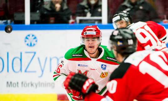 Moras Emil Djuse med koll på pucken