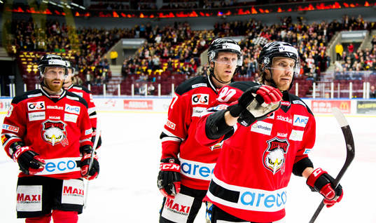 Malmö Redhawks Mattias Persson (th) jublar