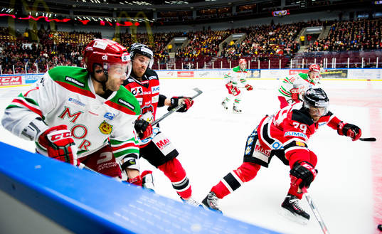 Malmö Redhawks Mattias Persson trycker till Moras