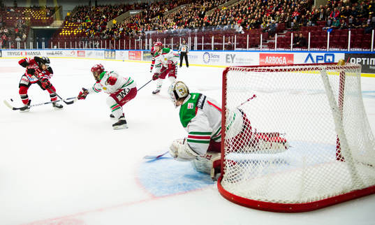 Malmö Redhawks Mattias Persson med pucken framför Moras
