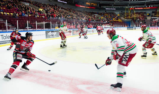 Malmö Redhawks Mattias Persson med pucken