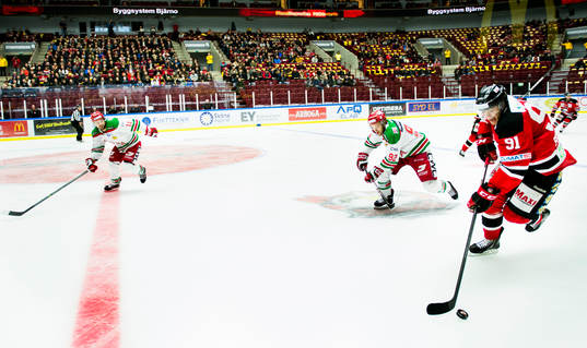 Malmö Redhawks Björn Svensson driver upp pucken