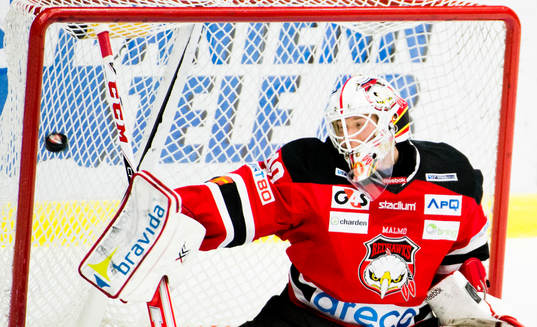 Malmö Redhawks målvakt Pontus Sjögren gör en räddning