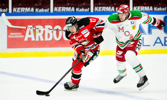 Moras Emil Lundberg försöker stoppa Malmö Redhawks
