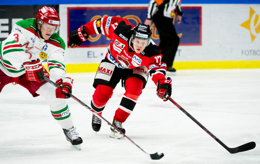 Malmö Redhawks Daniel Viksten försöker täcka passning