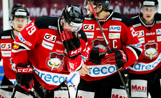 Malmö Redhawks Ludvig Rensfeldt åker av isen