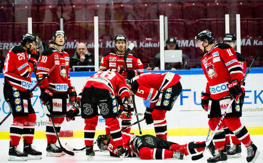 Malmö Redhawks Ludvig Rensfeldt ligger kvar på isen