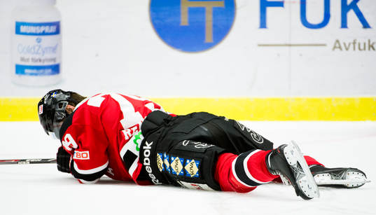 Malmö Redhawks Ludvig Rensfeldt ligger kvar på isen