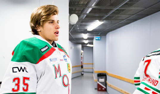 Moras målvakt Mantas Armalis väntar på att äntra isen
