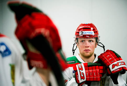 Moras Sonny Karlsson väntar på att äntra isen