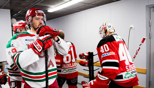 Moras Jonathan Johansson väntar på att äntra isen medan