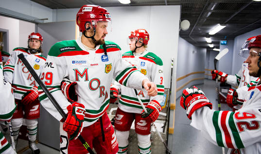 Moras Jonathan Johansson taggar med sina lagkamrater