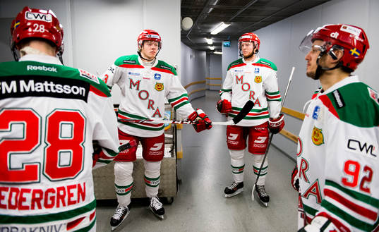 Moras Patrik Cedergren (ryggen vänd mot kameran) Anton