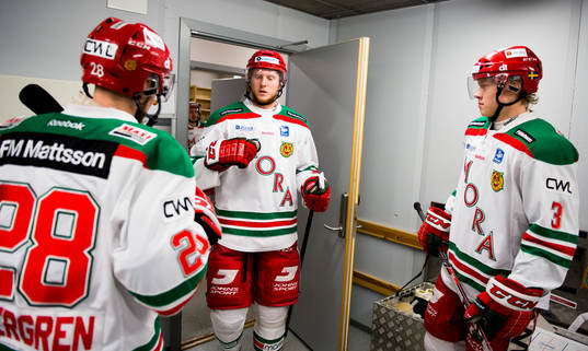 Moras Patrik Cedergren (ryggen vänd mot kameran) Anton