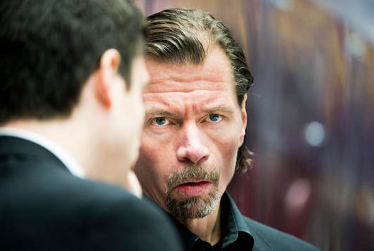 Moras tränare Jeremy Colliton pratar med assisterande