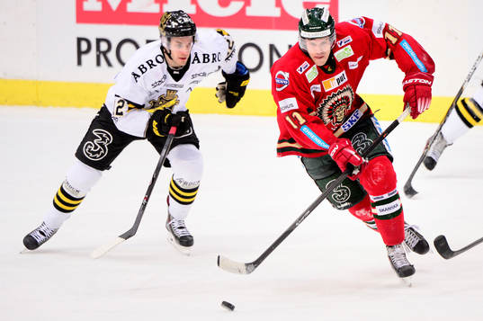 s Fredrik Hynning jagar Frölundas Magnus Kahnberg