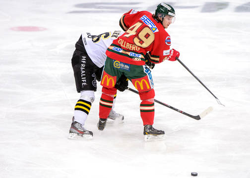 Frölundas Sebastian Collberg passar pucken bakom ryggen