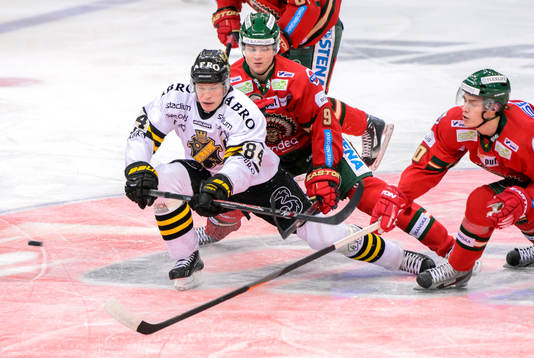 s Patric Blomdahl jagas av Frölundas Max Görtz och