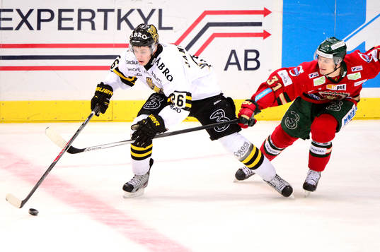s Mattias Janmark jagas av Frölundas Nicklas Lasu
