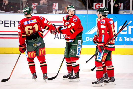 Frölundas Anton Axelsson (mitten) firar han gjort 4-1 i