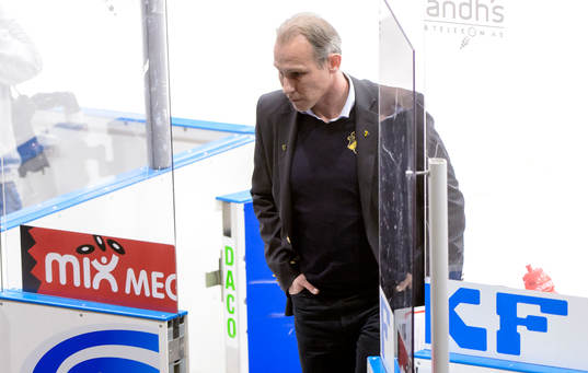 s tränare Rikard Franzén lämnar spelarbåset