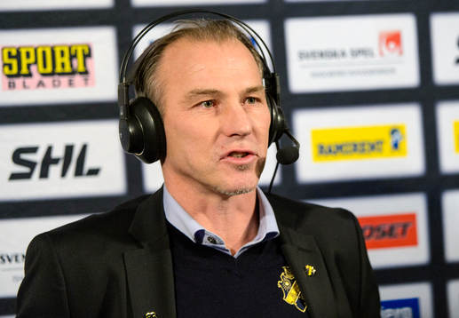 s tränare Rikard Franzén blir intervjuad av TV