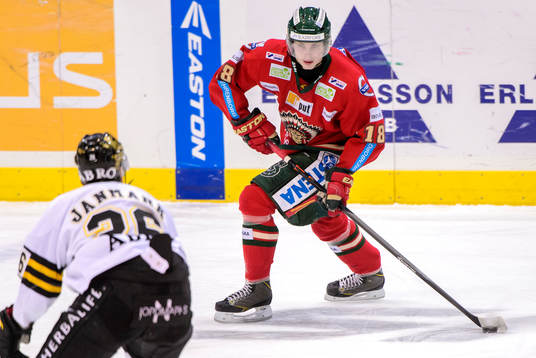 Frölundas Anton Blidh med pucken