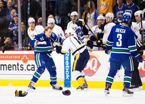 Vancouvers Dale Welse och Nashvilles Rich Clune slåss